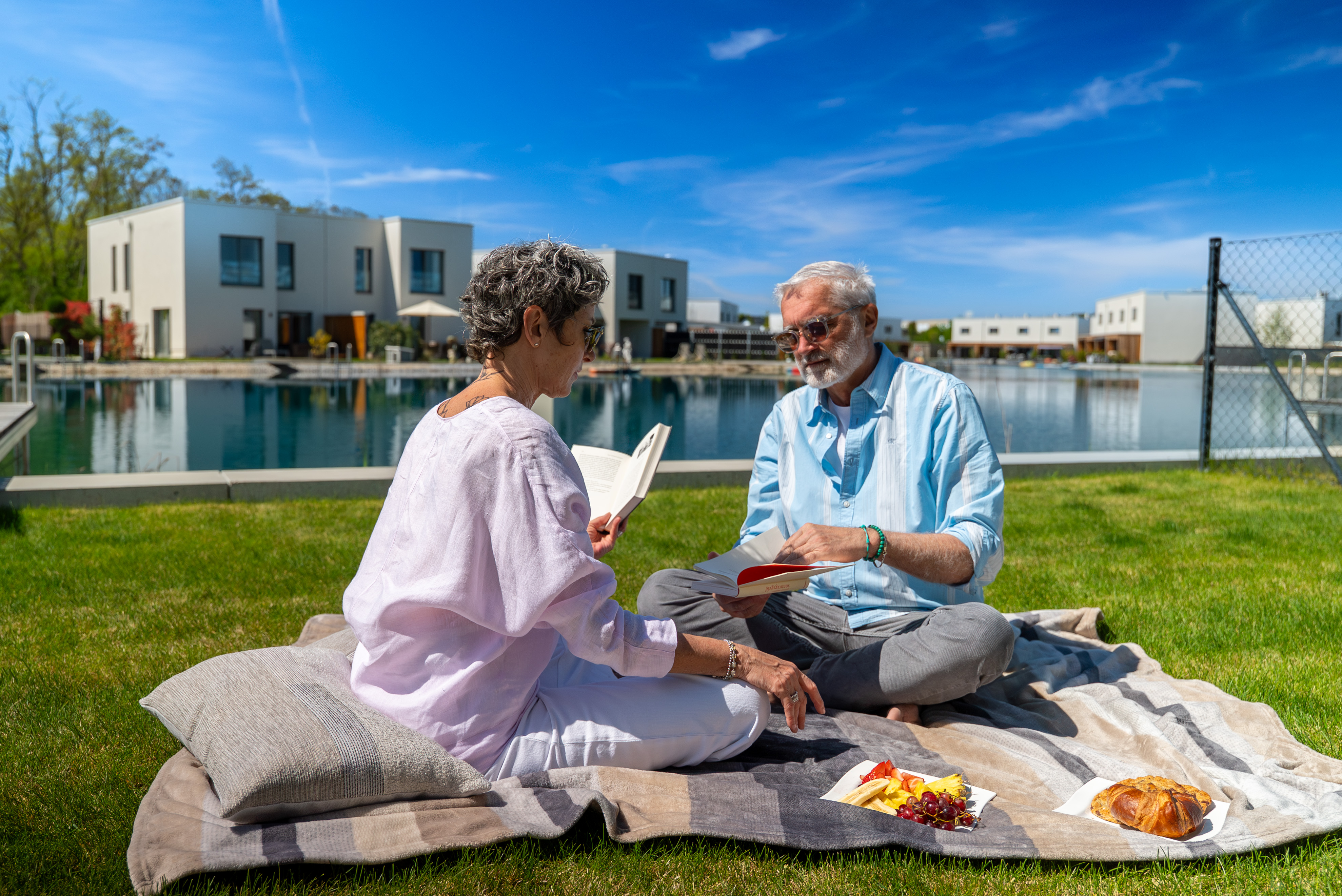 Picknick im Garten am See