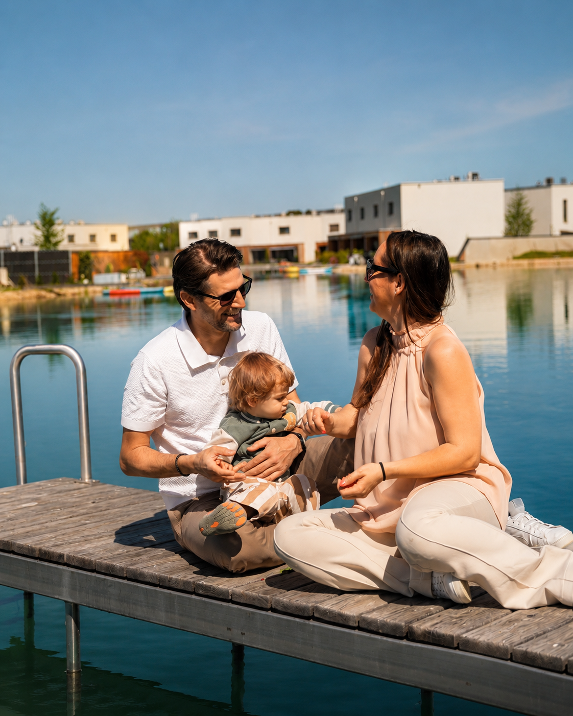 Familie am eigenen Steg